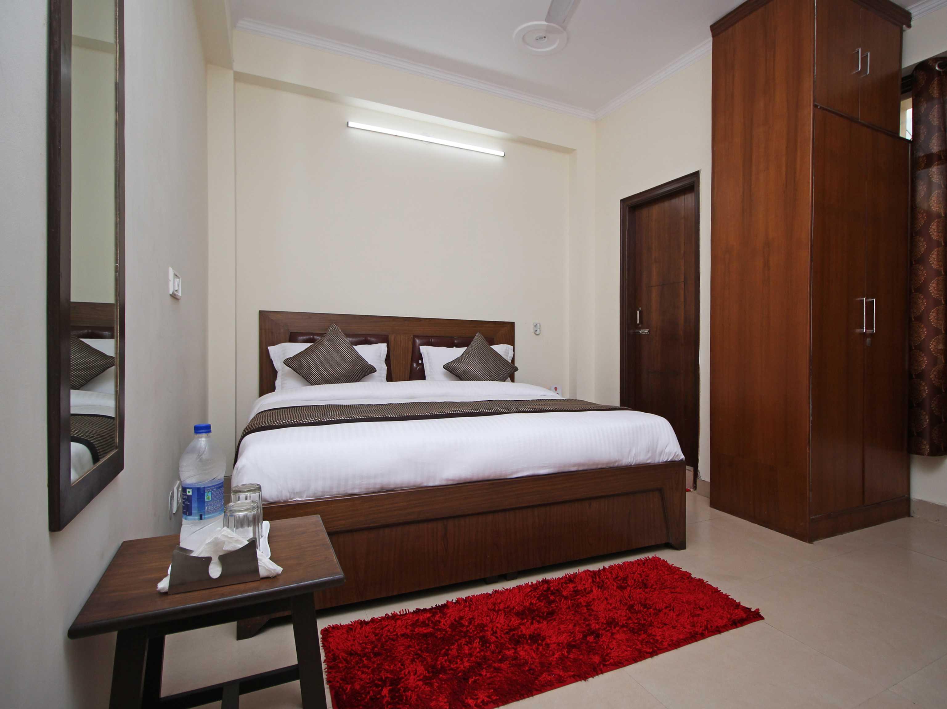Hotel O Surya Palace Ню Делхи Екстериор снимка
