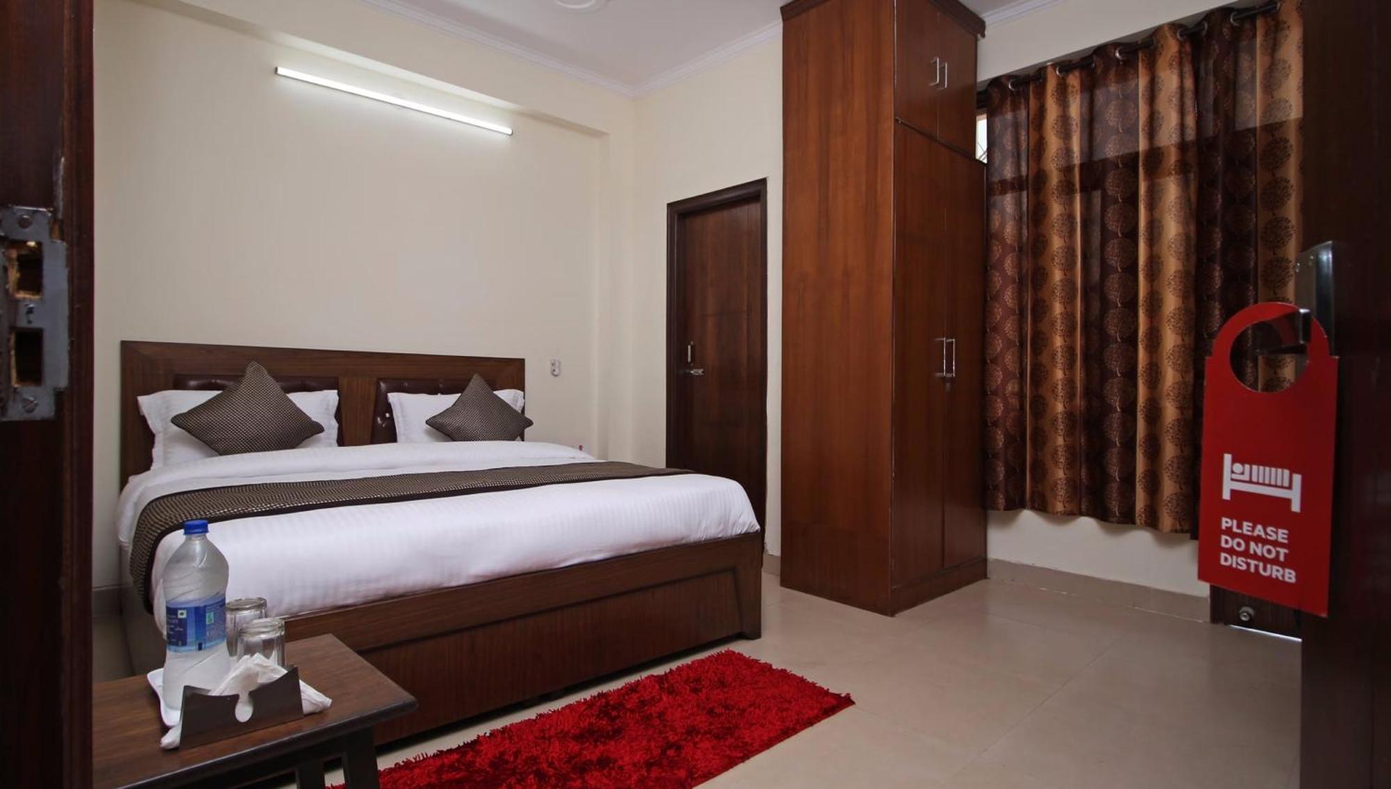Hotel O Surya Palace Ню Делхи Екстериор снимка