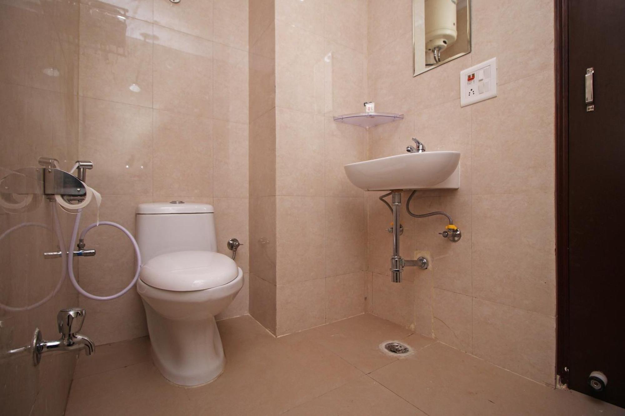 Hotel O Surya Palace Ню Делхи Екстериор снимка