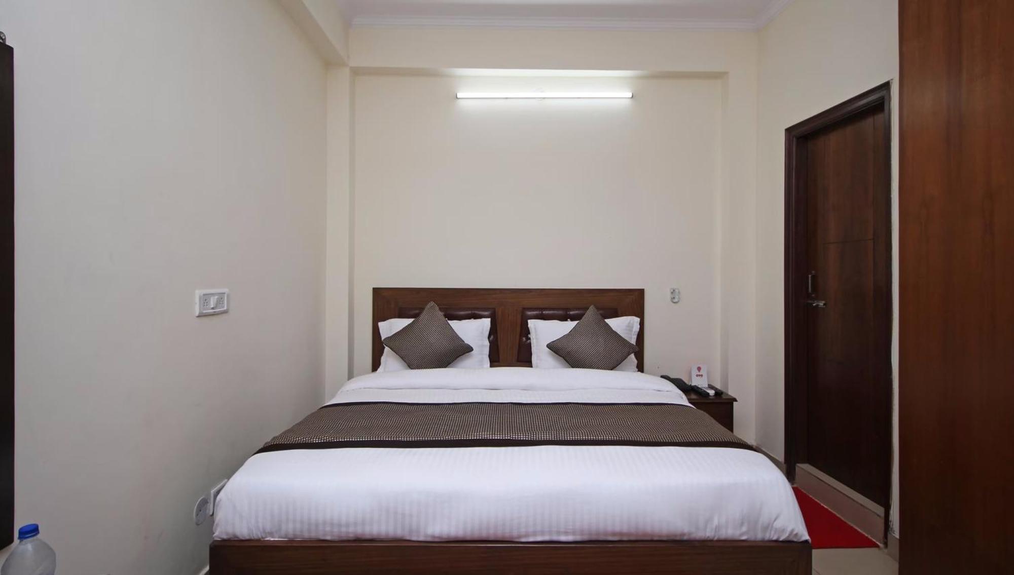 Hotel O Surya Palace Ню Делхи Екстериор снимка