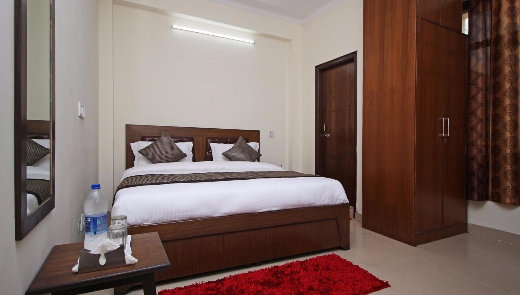 Hotel O Surya Palace Ню Делхи Екстериор снимка