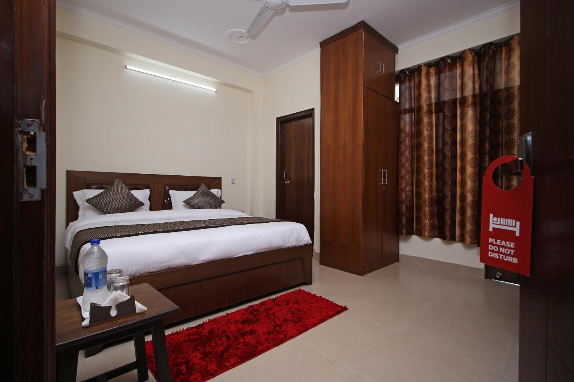 Hotel O Surya Palace Ню Делхи Екстериор снимка