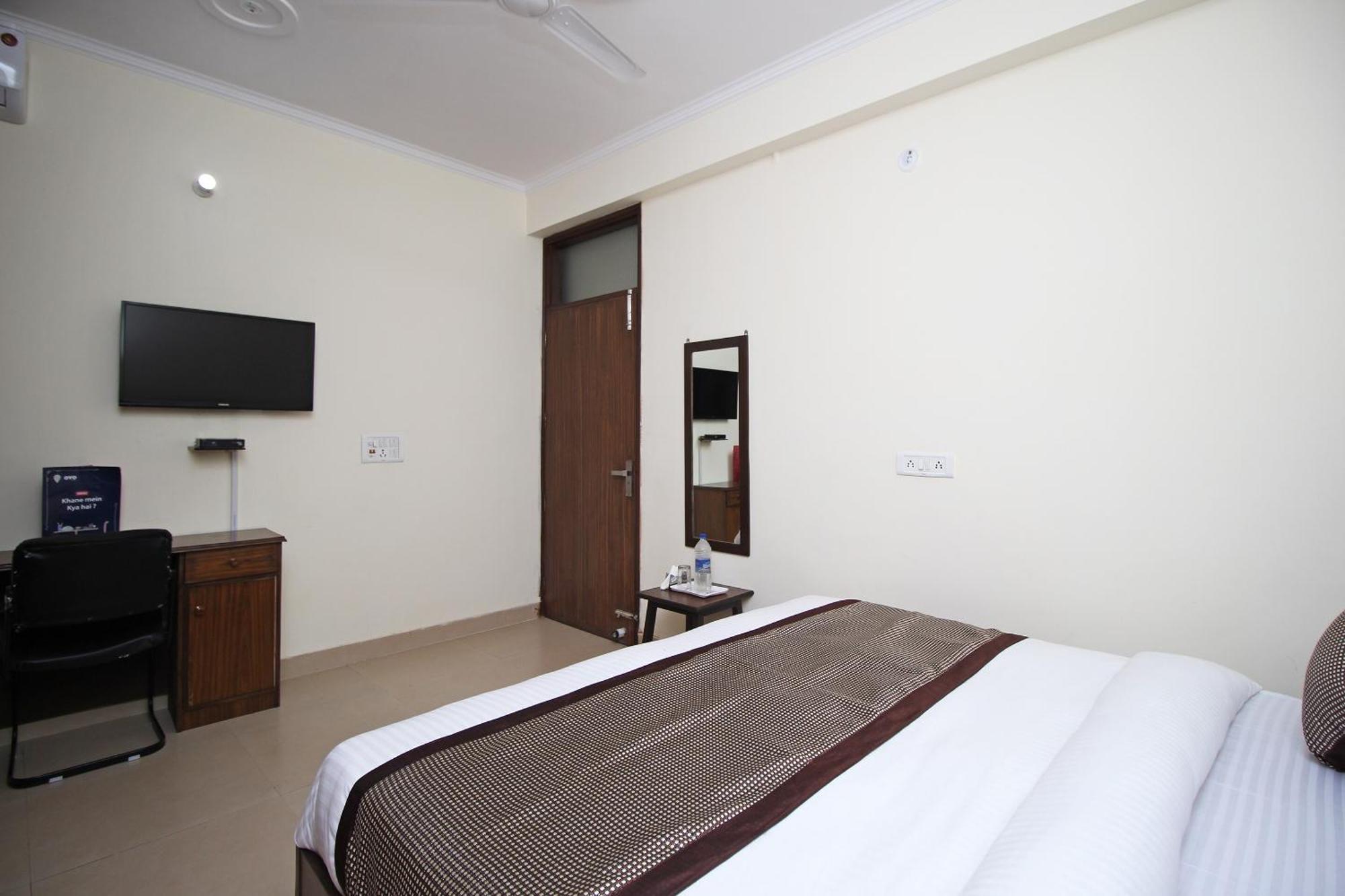 Hotel O Surya Palace Ню Делхи Екстериор снимка