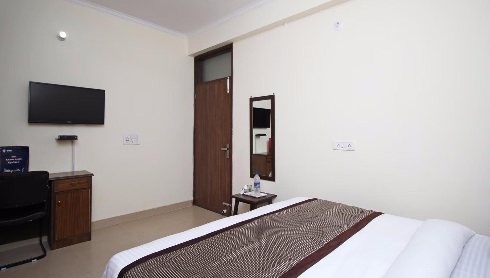 Hotel O Surya Palace Ню Делхи Екстериор снимка