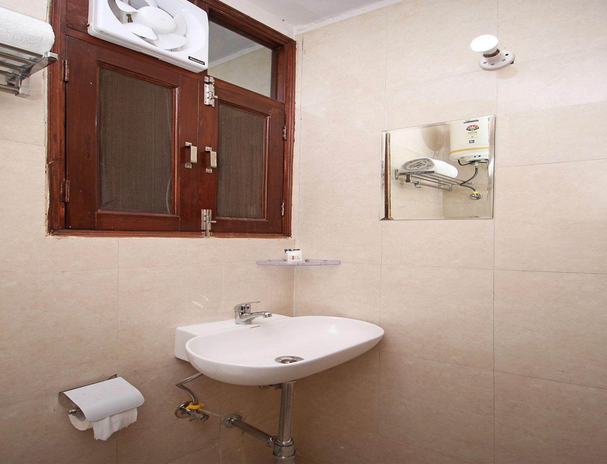 Hotel O Surya Palace Ню Делхи Екстериор снимка